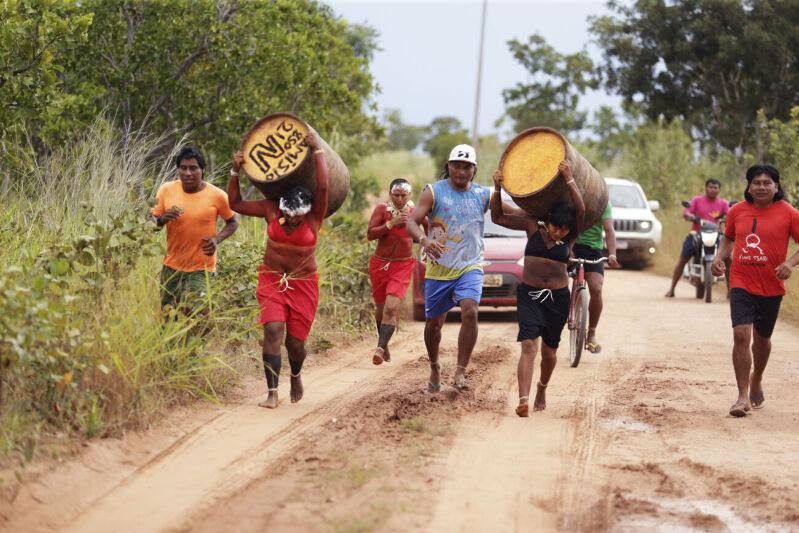 Cultura: Conheça a corrida tradicional indígena com tora