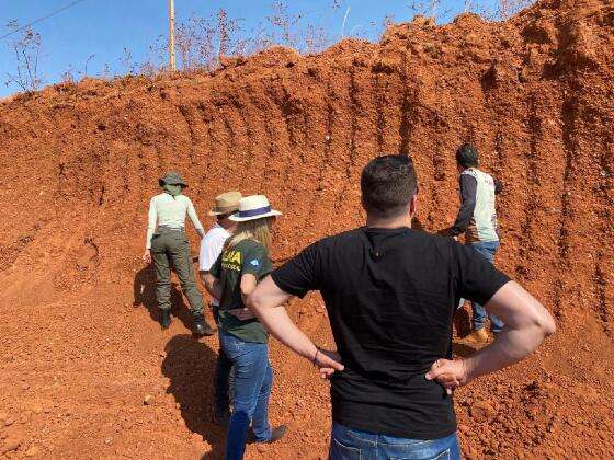Expedição para verificar solos hidromórficos.jpg