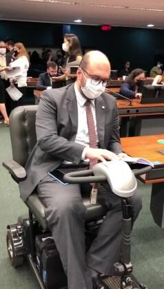 DEPUTA DR LEONARDO NA CADEIRA DE RODA.jpg