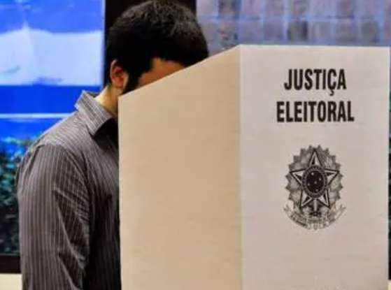 JOVEM VOTANDO.png
