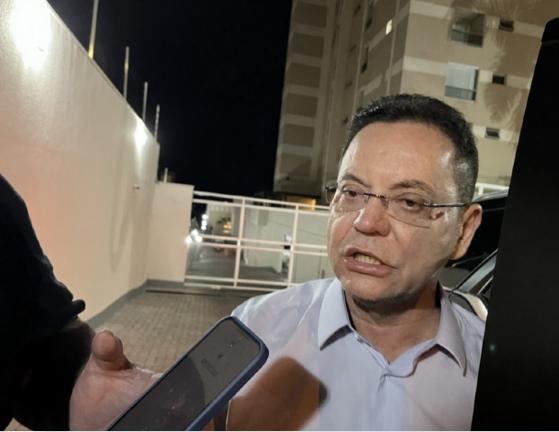 BOTELHO - REUNIÃO NA CASA DE JANAINA.png