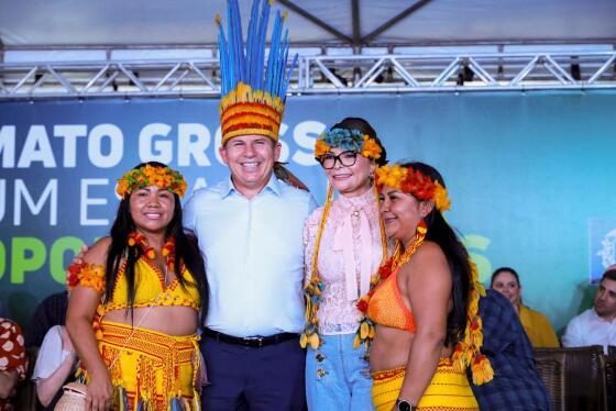 MENDES E VIRGINIA COM INDÍGENAS.jpg