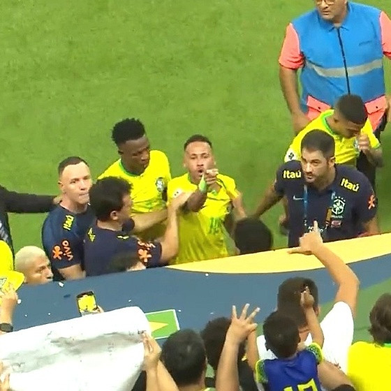 neymar-xinga-torcedor-que-jogou-pipoca-nele-apos-brasil-x-venezuela-1697166572175_v2_1x1.jpg