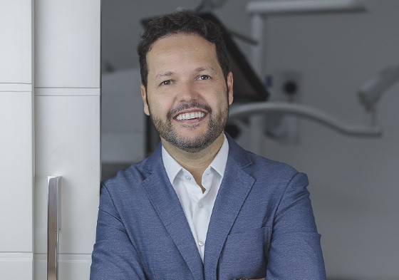 Dr. Luciano Martins, Especialista em Implantodontia e Periodontia (1).jpg