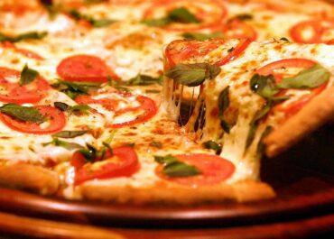 Juiz condena pizzaria que se recusou a vender chopp para consumidora