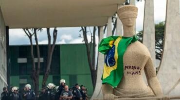STF condena mulher que pichou estátua a 14 anos de prisão