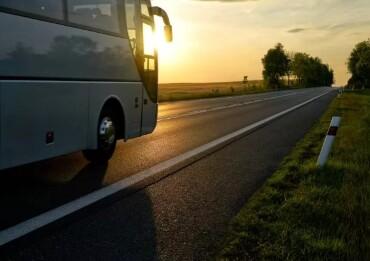 Justiça condena companhia aérea por “trocar avião por ônibus” em viagem de férias com crianças