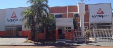 Faculdade é denunciada por matrículas forjadas e cobranças indevidas; Justiça impõe restrições