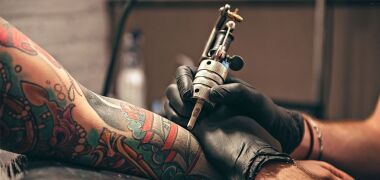 CFM proíbe anestesia para a realização de tatuagens