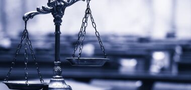 Justiça suspende desconto em conta salário após cliente cancelar débito automático