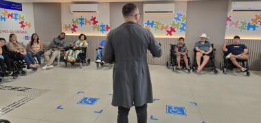 Governo de MT entrega 40 cadeiras de rodas motorizadas em mutirão no Cridac