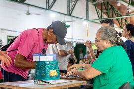 Cuiabá distribui 220 cestas básicas de Natal a idosos atendidos em CCI
