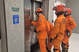 Pessoa fica presa em elevador de prédio e é resgatada pelo Corpo de Bombeiros 