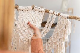 Oficina gratuita de macramê e biojóias abre vagas para mulheres em Chapada