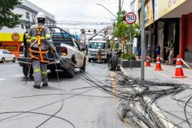 Operação remove mais de 1,5 tonelada de fios irregulares na Avenida Isaac Póvoas