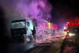 Bombeiros combatem incêndio em carreta carregada com soja na BR-364