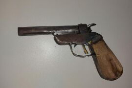 Menor é detido e arma é encontrada em câmara fria de supermercado