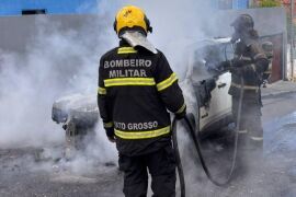 Carro de passeio pega fogo em bairro de Cuiabá; ninguém ficou ferido