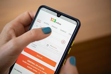123 Milhas é condenada a indenizar passageiros após cancelar voo de volta