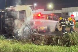 Carreta carregada de cavaco de madeira pega fogo na BR-163; bombeiros controlam incêndio