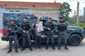 “Paçoquinha” supera bullying, canta lambadão e anda em viatura da Rotam