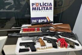 Homem é preso por agredir esposa grávida e manter arsenal de armas em casa