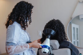 Ação social oferece serviços de beleza gratuitos para mulheres em Várzea Grande